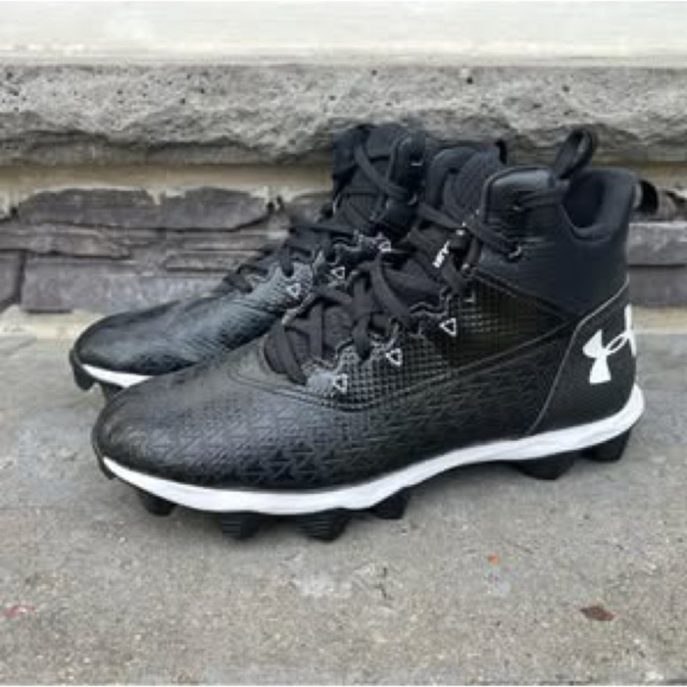 Boys Under Armour Black Football Cleats Size 6.5